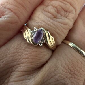 10k gold ring with purple stone , size 7